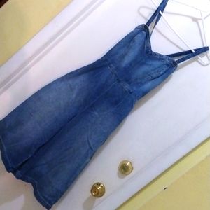 Guess Romper Ad2 size 4 waist 26in and 32in chest. Inseam 16in.
